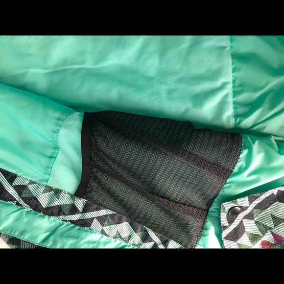 Women’s almost new ski/board jacket - Picture 8 of 8